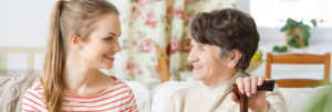 Solutions d'assistance aux personnes âgées vivant toutes seuls à domicile